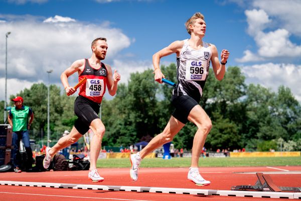 Robin Zernick (LG Osnabrueck), Robert Fuelle (SSV Ulm 1846) am 29.05.2022 waehrend der Deutschen Meisterschaften Langstaffel im Otto-Schott-Sportzentrum in Mainz